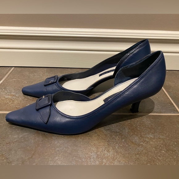 Bandolino navy leather heels size 7.5 - Picture 3 of 8